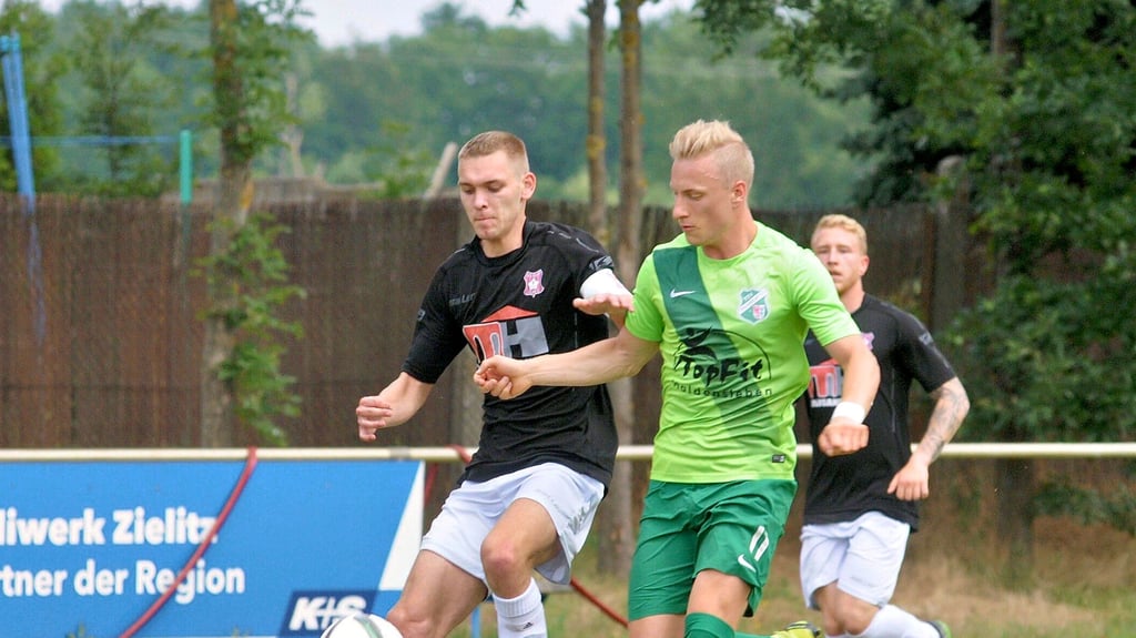 Max Krellwitz (rechts) feierte mit dem TSV Niederndodeleben drei Aufstiege in Folge.