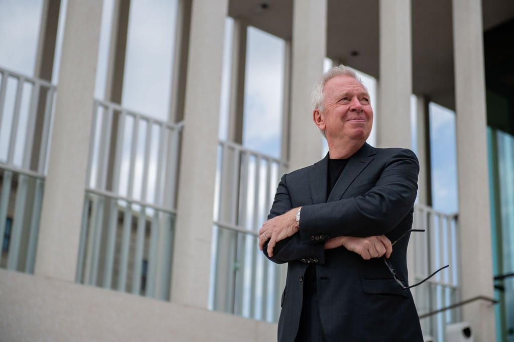 Der britische Architekt David Chipperfield vor der James-Simon-Galerie, Berlin.