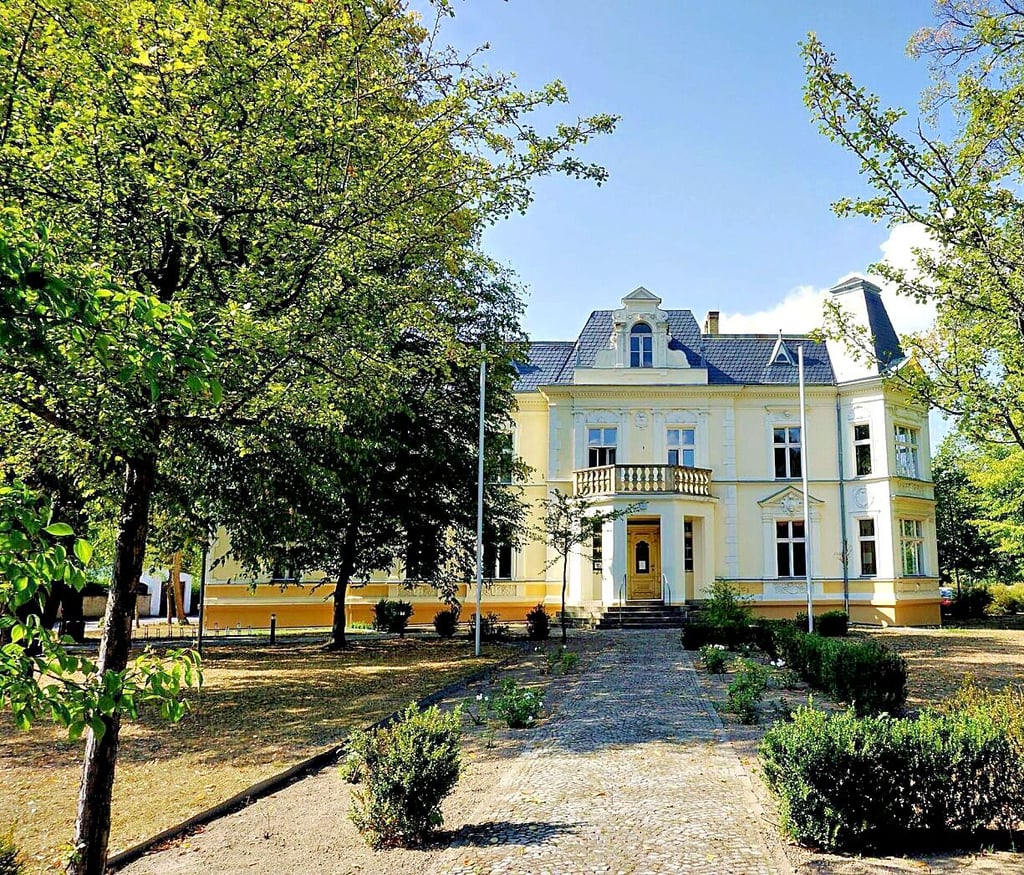 Wer wird in der kommenden Legislaturperiode Chef im Annaburger Rathaus? Bis weit in den Abend hinein wurden die Stimmen der Bürgermeisterwahl ausgezählt.