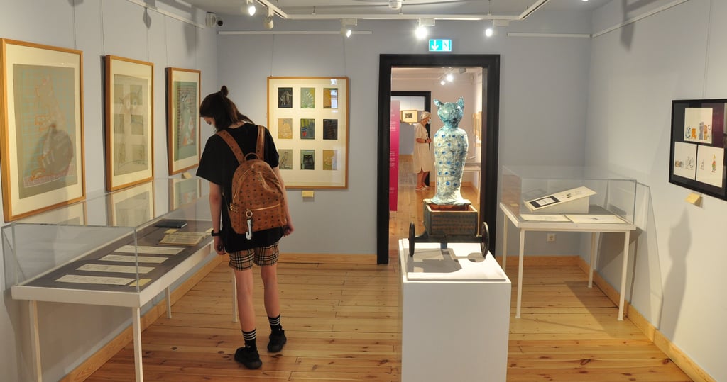 Im Winckelmann-Museum in Stendal wurde die Ausstellung "Die Katze ist die Sonne selbst" eröffnet.