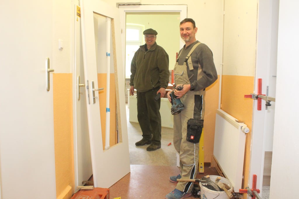Als Corona vergangenes Jahr den Lockdown brachte, packte Bürgermeister Thomas Crackau (hinten) die Gelegenheit beim Schopfe und ließ die Kita in Eimersleben sanieren.