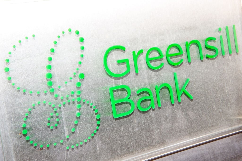 Ein Schild mit dem Firmennamen „Greensill Bank“ hängt am Eingang der Bremer Privatbank.