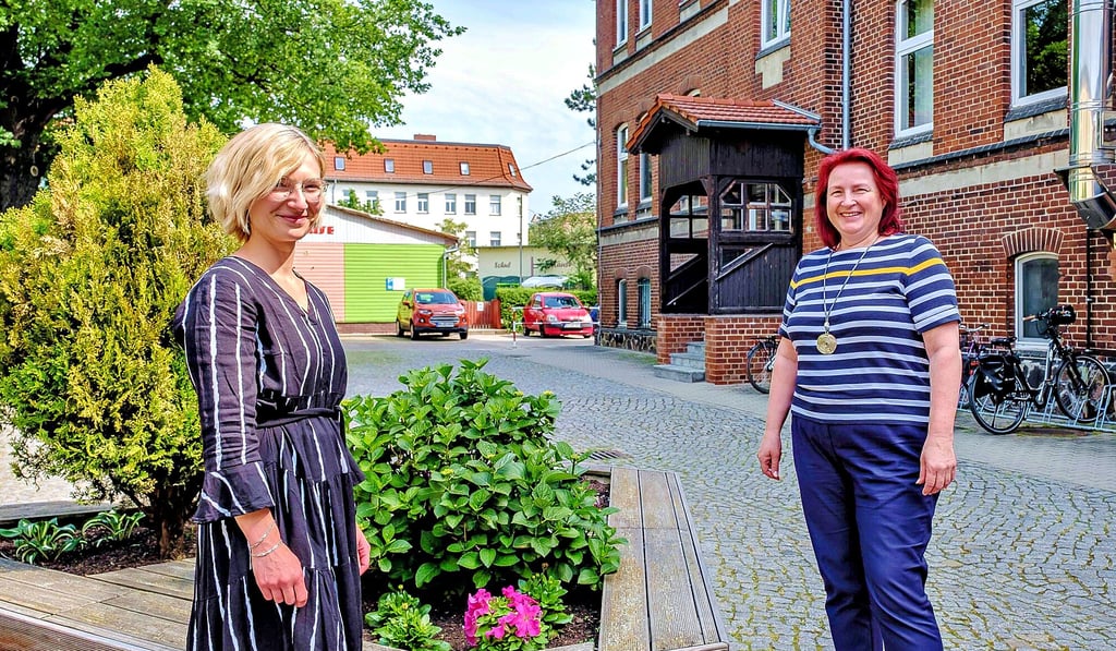 Claudia Schwarz (l.), hier mit der Wittenberger IB-Leiterin Kathrin Mengert, ist die fachliche Leitung der Erziehungs- und Familienberatungsstelle.