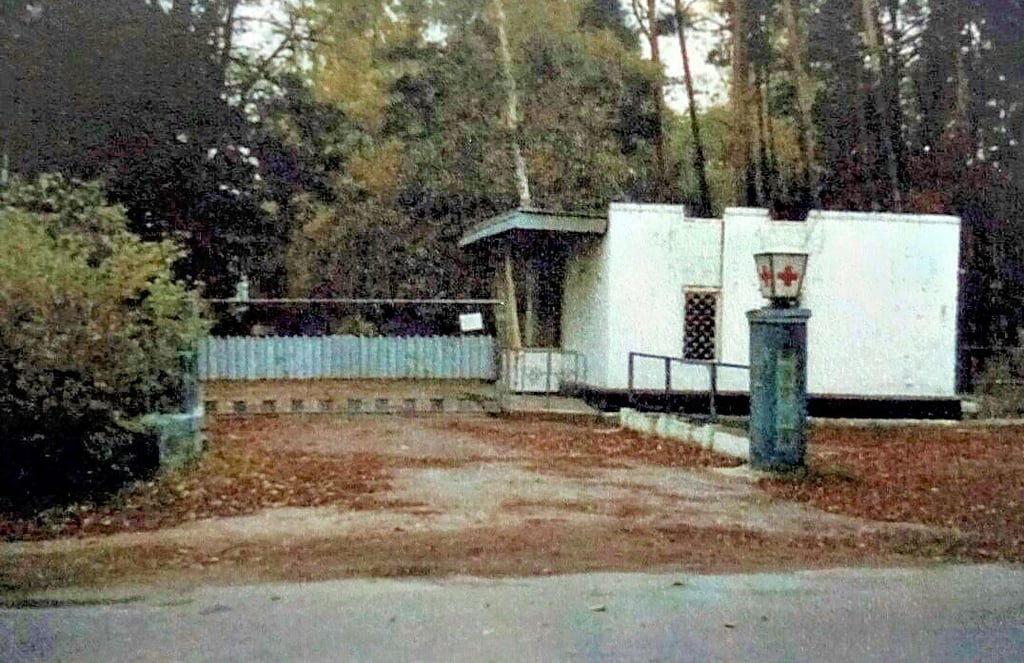 Das Wachgebäude am offiziellen Eingangsbereich des sowjetischen Militärlazaretts.