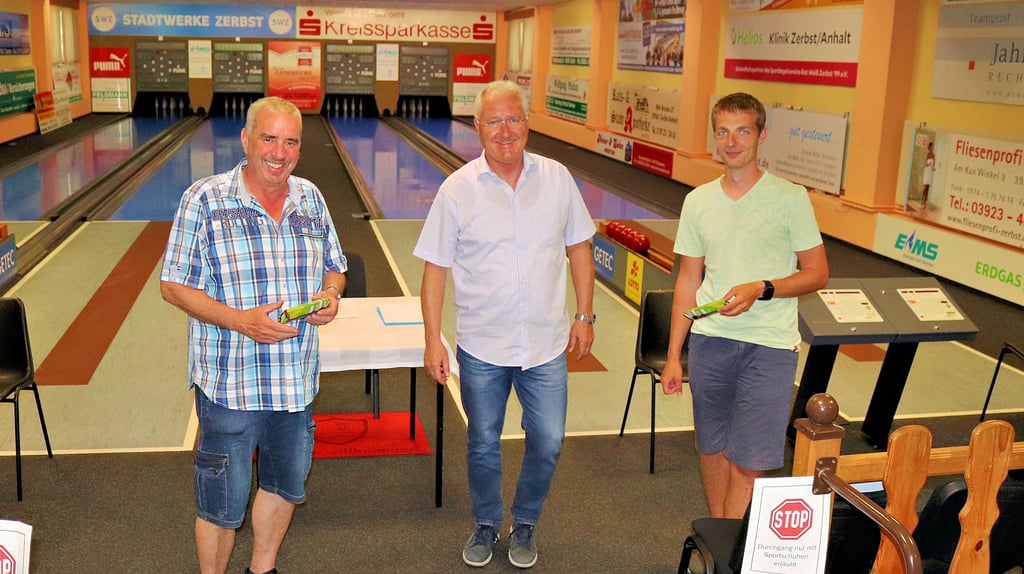 SKV-Präsident Lothar Müller (Mitte) bedankte sich bei Peter Jobs (links) und Sportwart Robert Herold für ihr Engagerment.