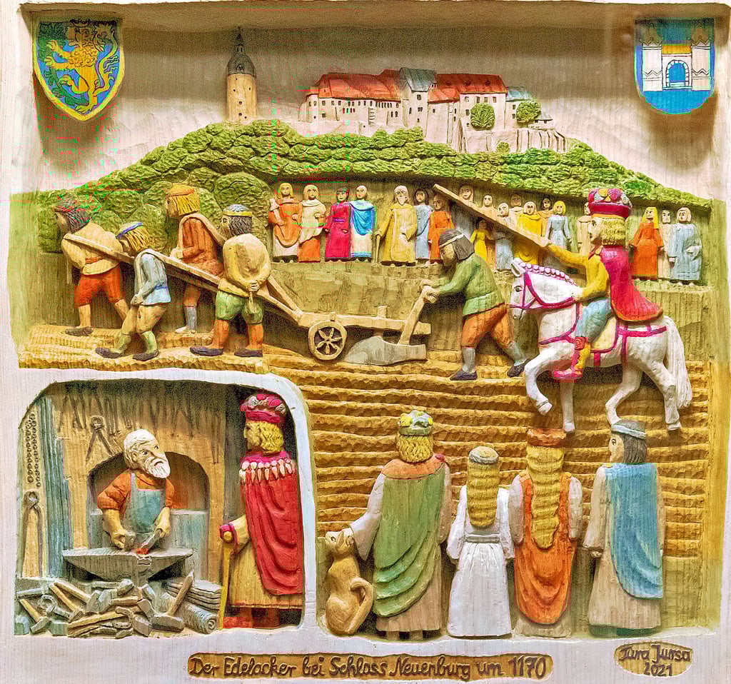 Speziell für die Ausstellung „Ich glaub’, ich steh’ im Sagenwald“ hat die Künstlerin Tura Jursa aus Nordhausen die verschiedenen Szenen der Edelacker-Sage farbenfroh als Relief in Eschenholz verewigt.