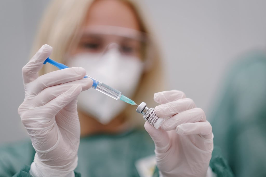 Eine medizinische Mitarbeiterin zieht in einem eine Spritze mit dem Covid-19 Impfstoff Comirnaty des Herstellers BionTech Pfizer auf.