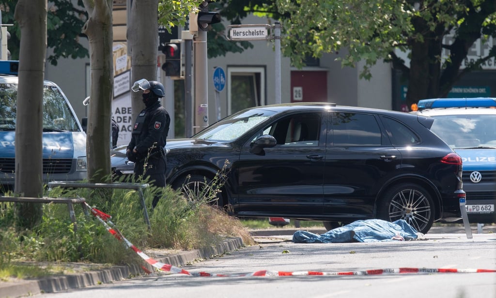 Polizisten sichern am 3. Juni den Tatort in Hannover.
