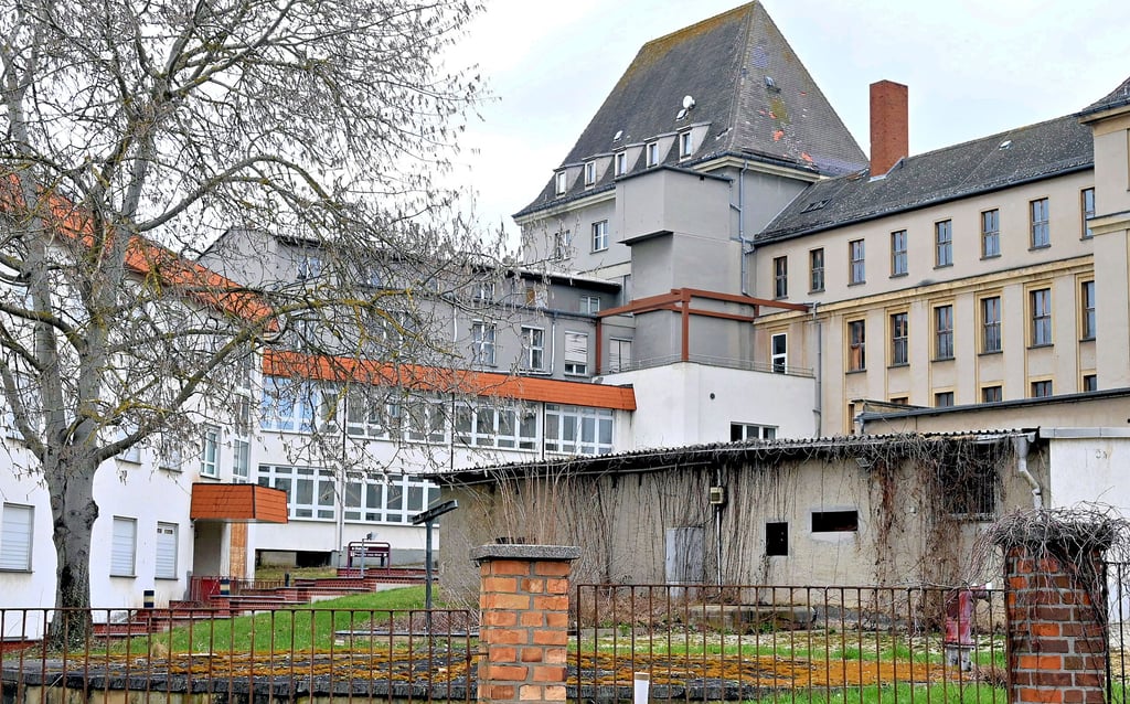 Seit 2008 ist das Krankenhaus in Hohenmölsen ungenutzt. Die ganze Stadt wartet darauf, dass neues Leben in den Gebäude-Komplex einzieht.