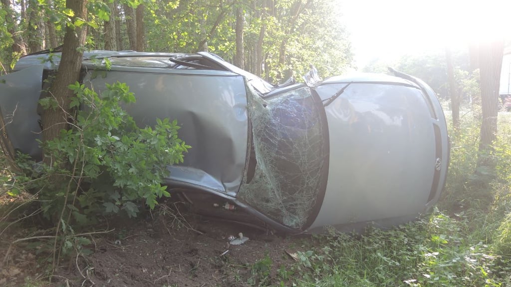 Der Unfallfahrer (34) konnte sich noch selbstständig aus dem Auto befreien, dass neben der B188 auf der Seite landete.