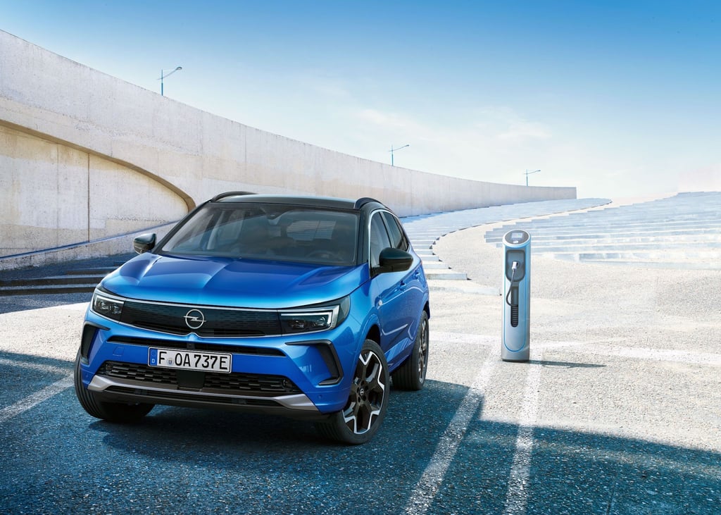 Opel spendiert dem Grandland das neue Familiengesicht. Das SUV ist weiterhin auch als Plug-in-Hybrid zum Aufladen an der Ladesäule zu bekommen.