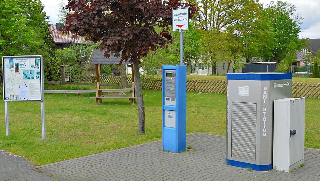 Der Caravan-Stellplatz der Lebenshilfe in Gardelegen wartet mit modernen Säulen zur Ver- und Entsorgung auf.
