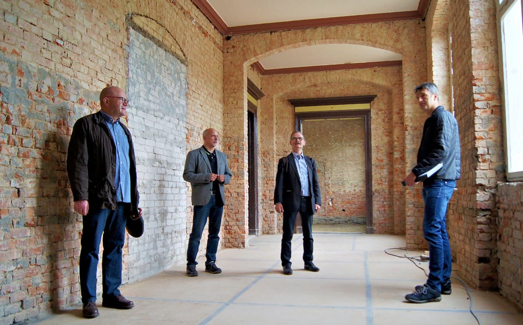 Probst Christoph Hackbeil schaut sich zusammen mit Superintendent Uwe Jauch und den Bodelschwingh-Hausvorständen Peter Hugo und Swen Pazina den Bahnhof an.