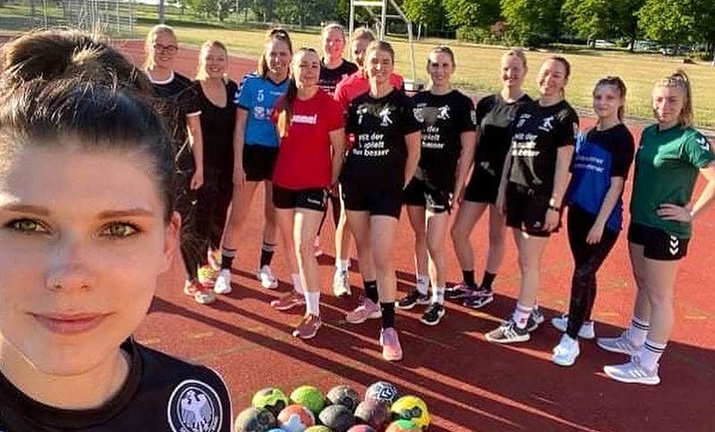 Lange nicht gesehen hatten sich auch die Frauen des HC Salzland. Dementsprechend posierten die Spielerinnen für ein Trainingsselfie.