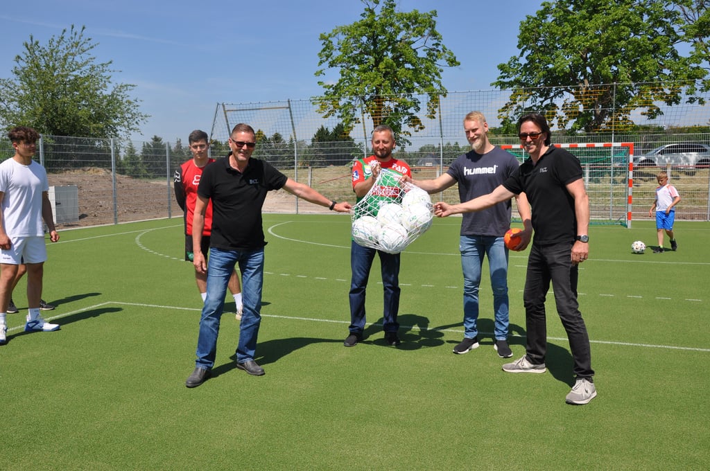 Handball-Star Matthias Musche (2. von rechts) gab den Platz gemeinsam mit Bürgermeister Sven Rosomkiewicz (2. von links), Frank Beschke (rechts) und Reinhard Schäfer von der Firma KT Sport frei. Foto: René Kiel
