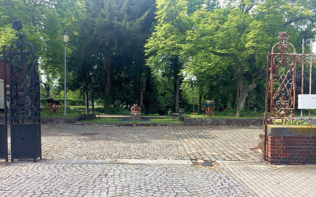 Der Zaun der Villa Krötenhof ist in keinem guten Zustand. Die Torflügel warten seit einem Jahrzehnt auf ihre Sanierung.
