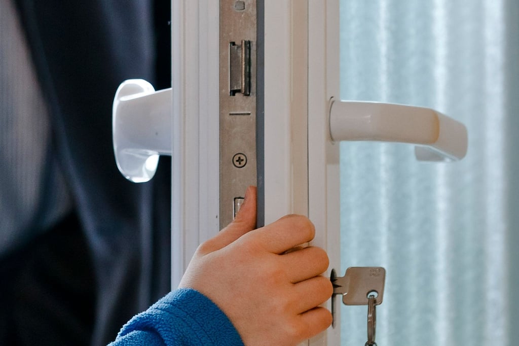 Geraten kleine Kinderfinger zwischen Tür und Rahmen, drohen ernsthafte Verletzungen.