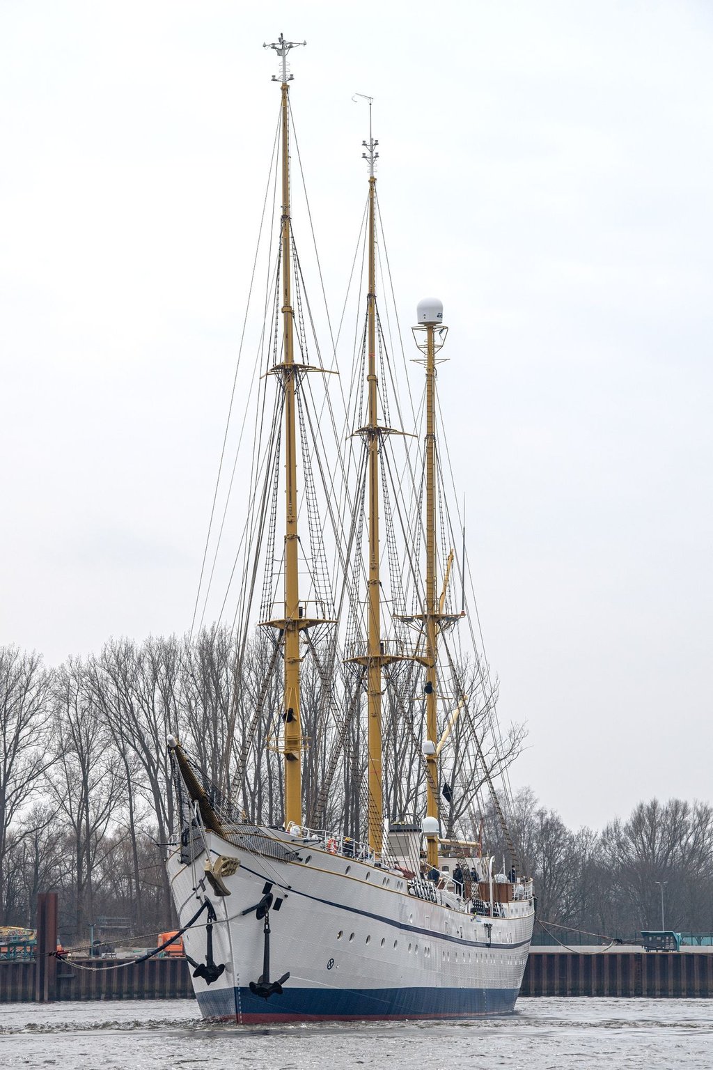Das Marine-Segelschulschiff „Gorch Fock“ wird von Schleppern aus der Lürssen-Werft gezogen.