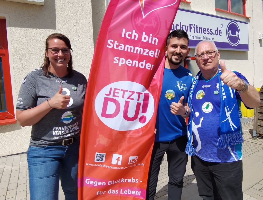 Die Blankenburger Volleyballfreunde - hier mit Sarah Weiß, Patrick Mehler und Vereinschef Sigmar Schleef (von links) - unterstützen die Aktion "Wandern gegen den Krebs".