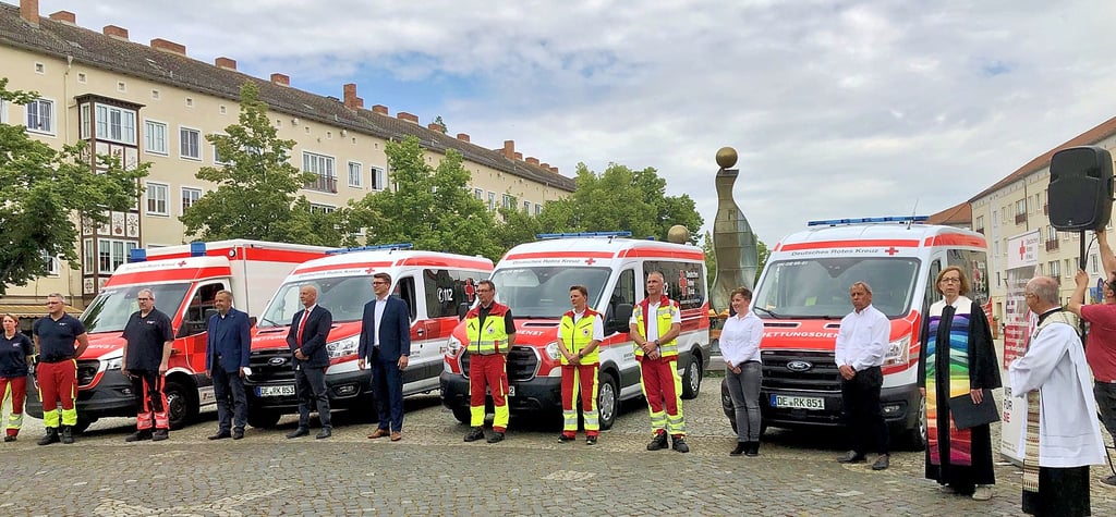 Das DRK stellt neue Rettungsfahrzeuge in den Dienst - und erhält dafür den ökumenischen Segen.