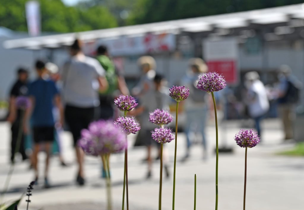 Besucher gehen zum Eingang der Bundesgartenschau (Buga) im Egapark.