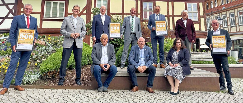 Wilfried Schlüter (v. li.), Vorstand Harzsparkasse, Olaf Ahrens, Leiter des Harzmuseums, Dr. Franz Mnich, Jürgen Sander, Steffen Meinecke und Uwe-Friedrich Albrecht von der Stadtwerkestiftung sowie OB Peter Gaffert, Kulturamtsleiterin Silvia Lisowski, Ludwig Hoffmann vom Wernigeröder Geschichtsverein und Christian Zeigermann, Geschäftsführer GWW, freuen sich auf die Ausstellung.