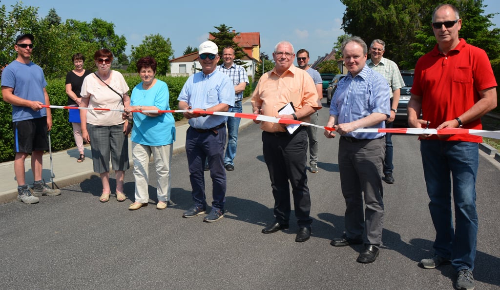 Nach siebeneinhalbmonatiger Bauzeit konnte jetzt die Feldstraße in Niegripp wieder für den Verkehr freigegeben werden. Anwohner sowie Vertreter der Stadt, Baufirma und des Ortschaftsrates zerschnitten das Einweihungsband. Der Abschnitt ist nun mit einer Asphaltdicke überzogen.