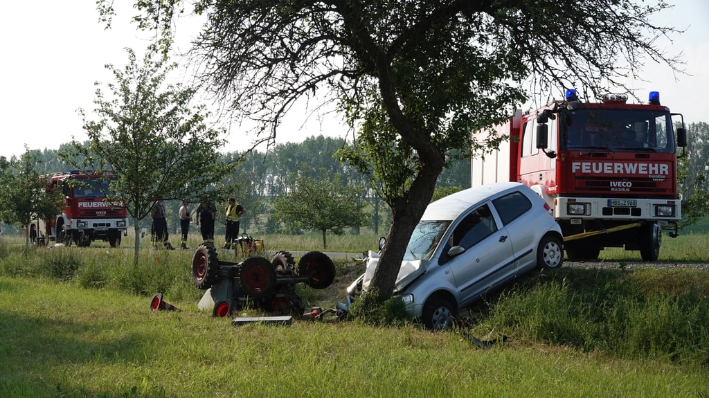 Der VW-Polo krachte offenbar ungebremst in die langsam fahrende Arbeitsmaschine. Dessen Fahrer erlitt schwerste Verletzungen.