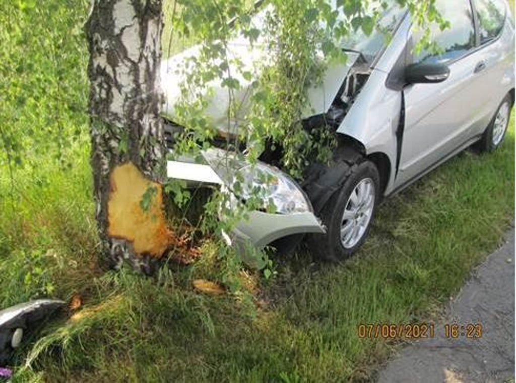 Auf der Gewerbestraße bei Rogätz fuhr ein 83-Jähriger gegen einen Baum. Er wurde verletzt und in ein Krankenhaus gebracht.