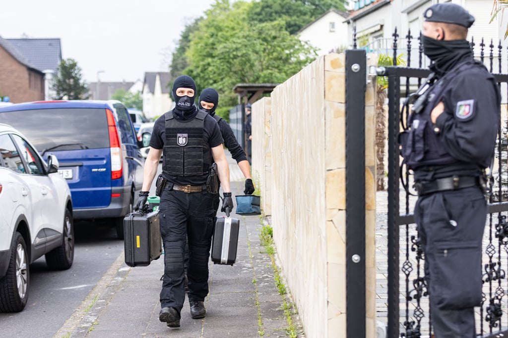 Polizisten betreten eine Villa. Bei Ermittlungen gegen Clankriminalität durchsuchten Spezialkräfte der Polizei rund 30 Objekte in Nordrhein-Westfalen.