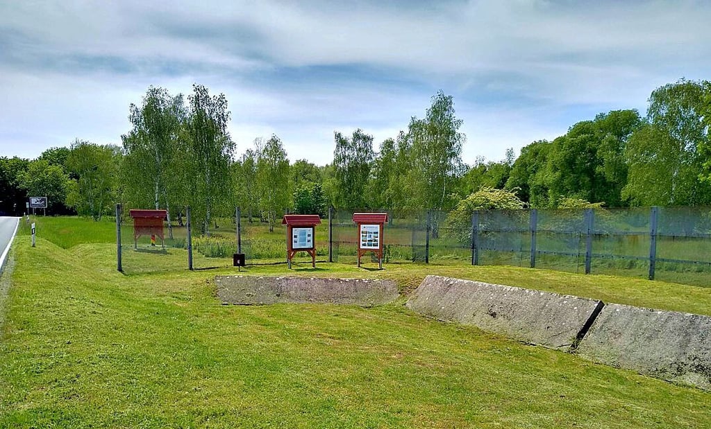 Das Grenzdenkmal zwischen Wülperode und Wiedelah zeigt sich durch den Einsatz der Schüler wieder aufgeräumt.