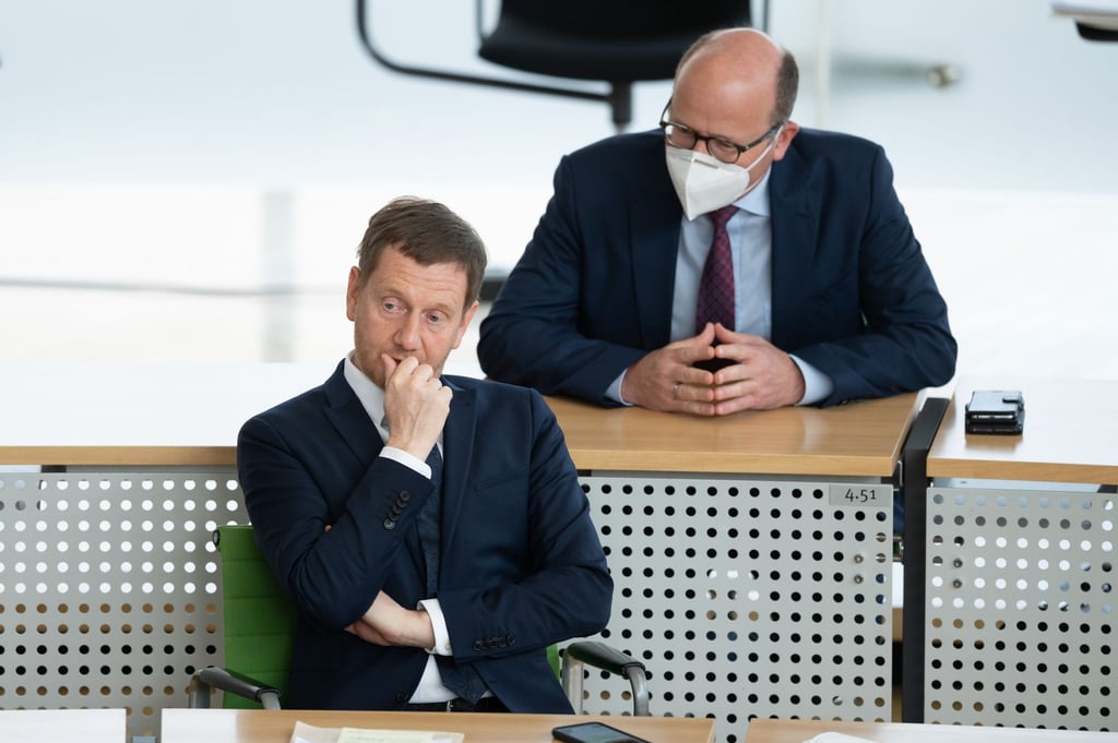 Michael Kretschmer (l), Ministerpräsident von Sachsen, sitzt im Landtag.