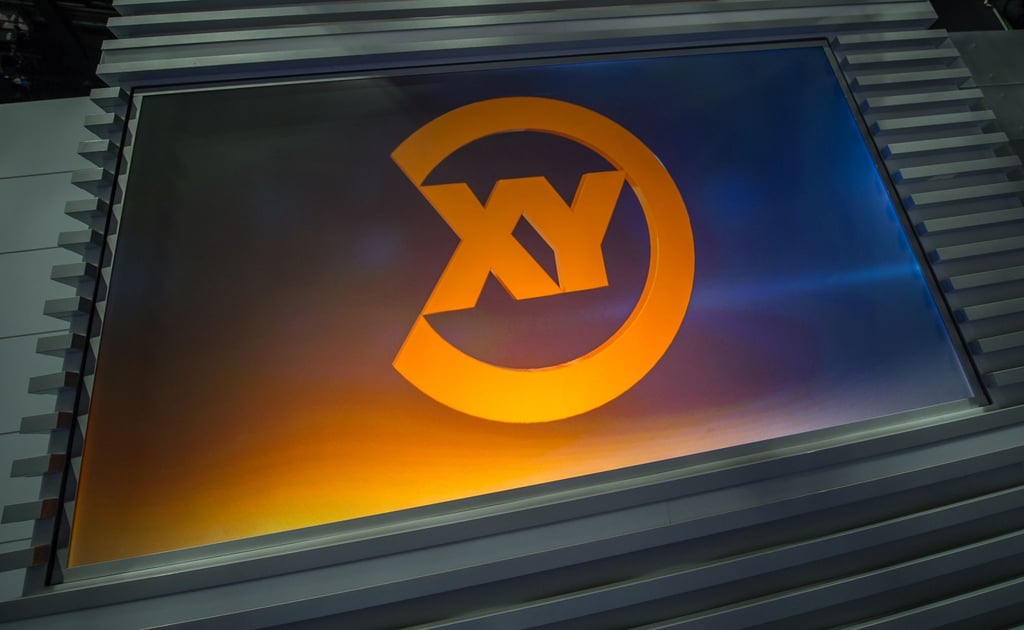 Eine Projektion des Logos der Sendung „Aktenzeichen XY ... ungelöst“ ist an einer Glasscheibe zu sehen.