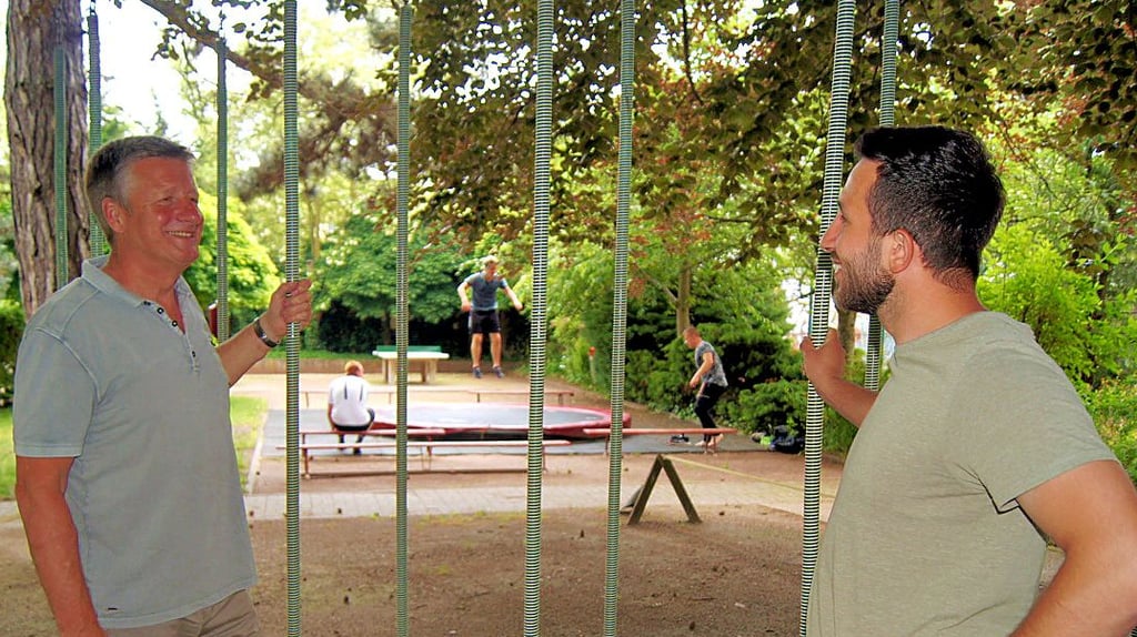 Geschäftsführer Gunther Schöndube (l.) bespricht mit Projektleiter Bashar Alkardi Aktionen im Bildungs- und Freizeitzentrum.
