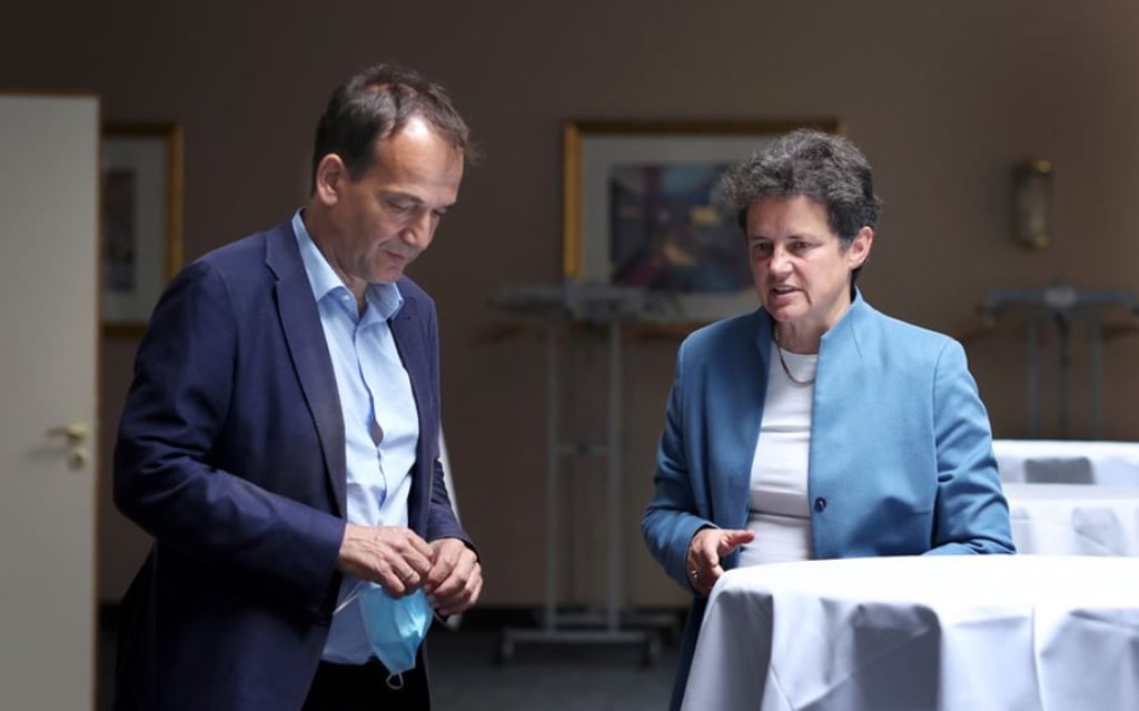 Die Fraktionsvorsitzende der FDP, Lydia Hüskens (r) und der künftige Landtagsabgeordnete Andreas Silbersack unterhalten sich vor einem Treffen des Landesvorstandes der FDP Sachsen-Anhalt in einem Hotel in Magdeburg. Foto: Ronny Hartmann