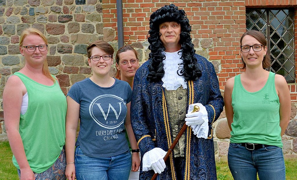 Jan Kleemeier, hier umringt von Kreveser Landfrauen, schlüpfte zum letzten Mal in die Rolle des Christoph Georg von Bismarck.