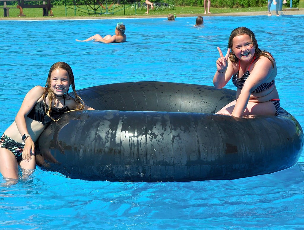 Lilly (links) und Luisa tummelten sich bei angenehmen Temperaturen im Becken. Das Werbener Freibad hat täglich geöffnet.