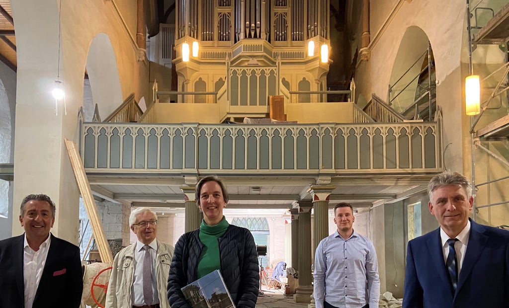 Gunnar Schellenberger, Dr. Günter Müller, Nina von Zitzewitz, Tim Teßmann, Manfred Behrens bei der Bekanntgabe der Förderung in der St. Marien Kirche.