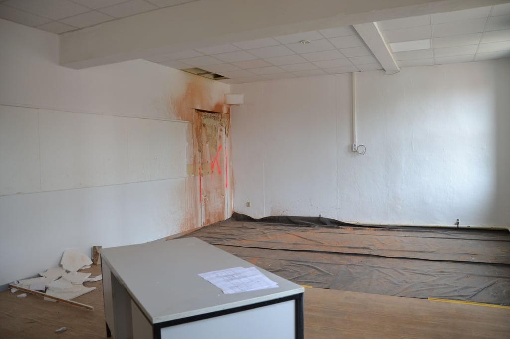 In der Grabenstraße 14 hat der Umbau des ehemaligen Notquartiers der Gemeindeverwaltung begonnen. Hier entsteht in dem ehemaligen Schulgebäude nun das Notquartier der Gröninger Grundschule.