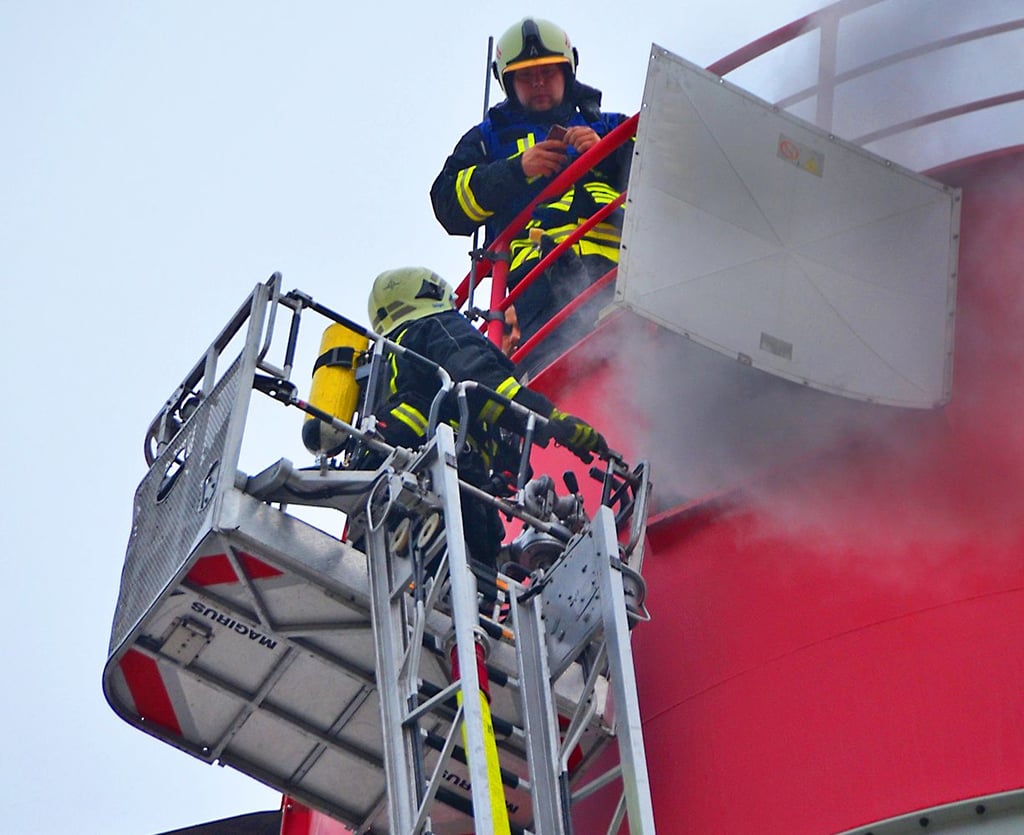 Feuerwehrleute aus Aschersleben in 32 Meter Höhe bei Löscharbeiten bei Novo-Tech
