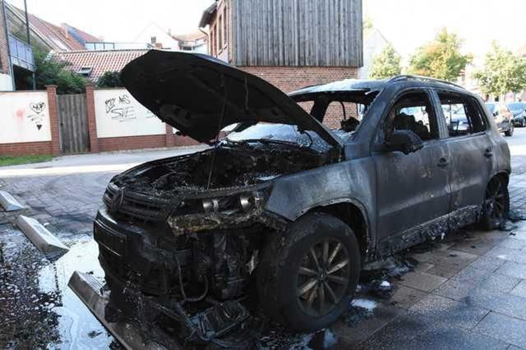 Eines der Autos, das im August 2020 in Salzwedel in Flammen stand.