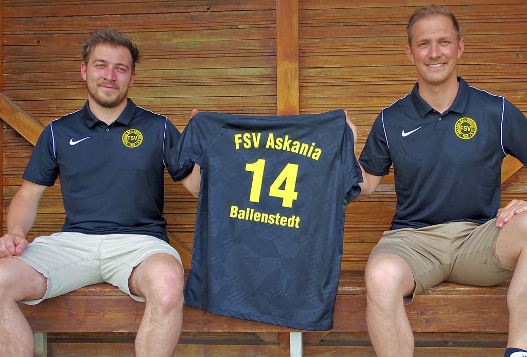Toni (links) und Nils Richter spielen beim FSV Askania Ballenstedt.