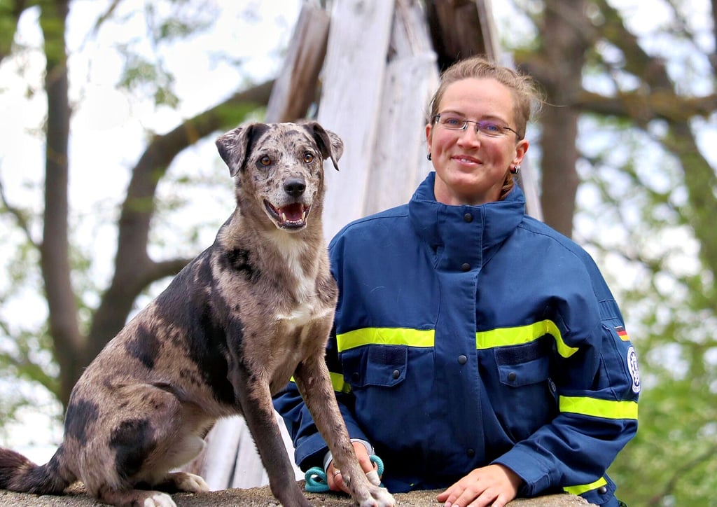Sind beim THW und auch privat ein Team: Jennifer Tusl und ihr Hund Hokée. Der Eignungstest für angehende Rettungshunde ist bestanden, jetzt beginnt die Ausbildung.