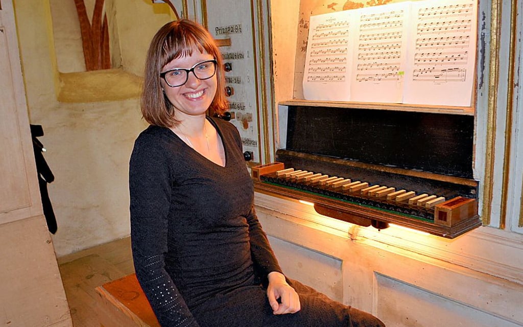Miroslawa Cieslak an der Gansen-Orgel. Friedemann Lessing hatte sie nach Krevese eingeladen.