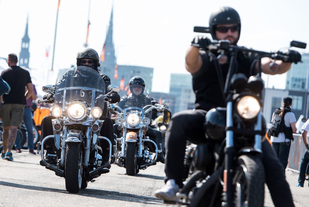 Harley-Davidson-Motorräder fahren während der Harley Days 2019 auf dem Gelände am Großmarkt.
