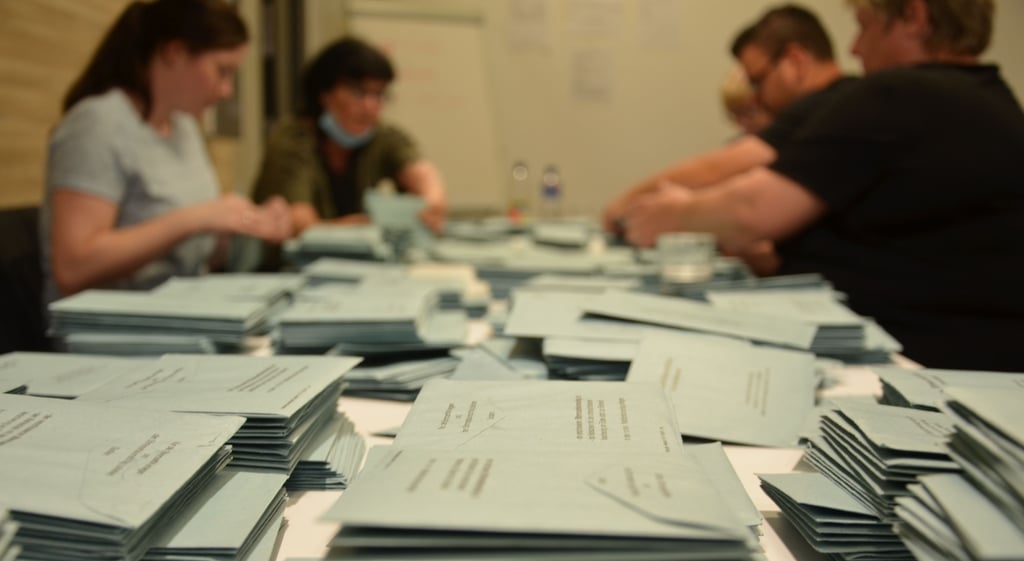 Punkt 18 Uhr wurden im Landratsamt des Landkreises Börde in Haldensleben die Briefwahlurnen ausgekippt, die Kuverts sortiert und ausgezählt.