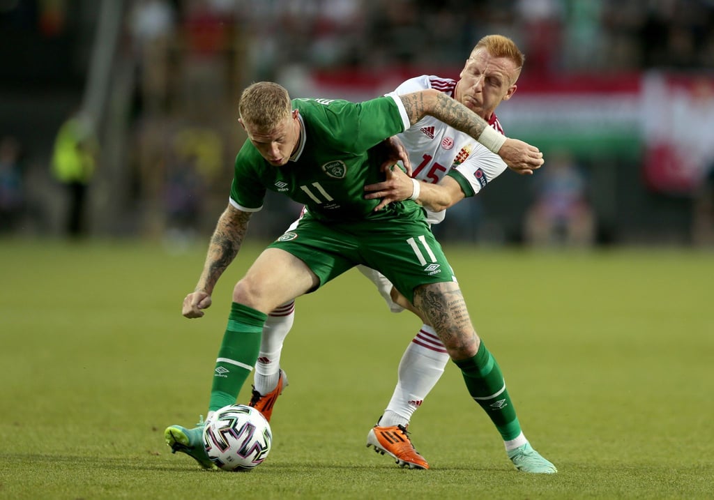 Ungarns Laszlo Kleinheisler (r) und Irlands James McClean trennten sich in Budapest torlos.
