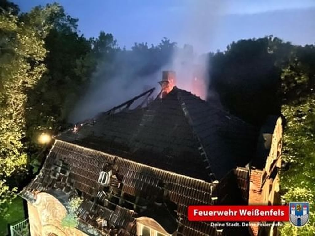Brand eines Hauses an der Saale in Weißenfels
