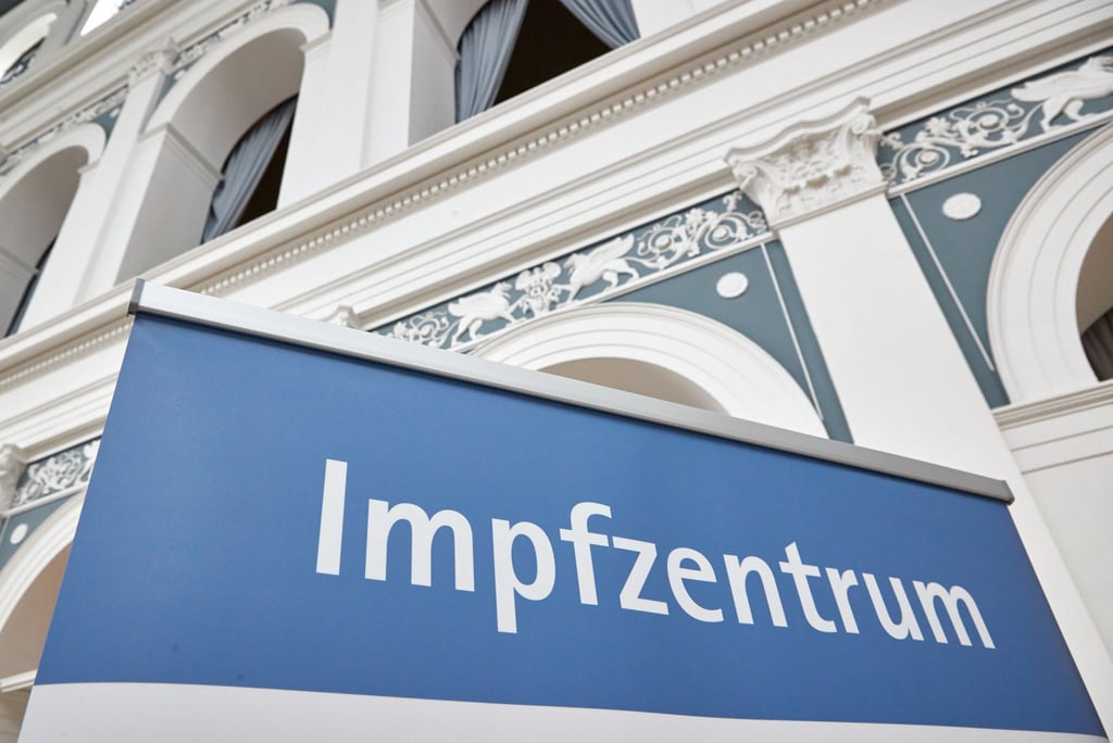 Ein Aufsteller mit der Aufschrift „Impfzentrum“ in Hamburg. Die Gesundheitsämter in Deutschland haben dem RKI binnen eines Tages 1204 Corona-Neuinfektionen gemeldet.