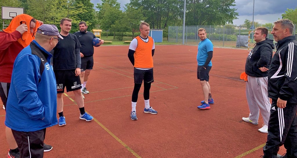 Die Männermannschaft des HC Salzland um Trainer Dirk Heinrichs (rechts) will in der Saison 2021/22 wieder in der Bezirksliga oben angreifen. Ein erster Schritt ist nun mit dem ersten gemeinsamen Training getan.